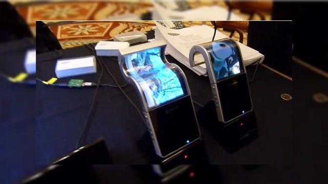 <b>Viitorul vine de la CES: Samsung a prezentat un display flexibil OLED (Video)</b>Dacă suntem siguri că următoarele generații de console vor fi axate pe tehnologia 3D, nu ne-ar mira ca peste 2 sau 3 ani să vedem și console portabile ce se pot îndoi sau smartphone-uri flexibile. Tonul evoluției este dat de către Samsung, care a...