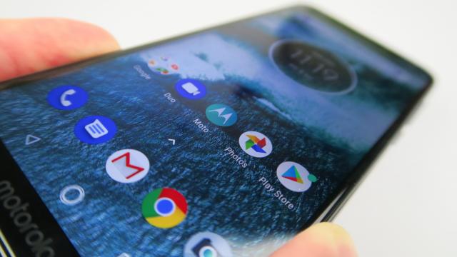 <b>Motorola One: OS, UI, aplicaţii Oreo stock, cum ne-a obişnuit Motorola</b>Motorola One reprezintă o nouă serie pentru Moto, dar la software lucrurile rămân cum ne-am obişnuit. Cum le-am văzut şi pe Moto G6, pe Moto X4 şi pe multe alte modele Moto. Rulează Android 8.1.0 Oreo şi totul este generic.