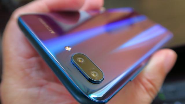 <b>Huawei Honor 10: Baterie cu rezultate mixte; Încărcarea excelează pe termen scurt</b>Huawei Honor 10 are o baterie care sună bine pe hârtie: 3400 mAh la o diagonală de 5.84 inch. E drept că Huawei a început să se joace în zona de 4000 mAh şi ne-a răsfăţat în ultima vreme, dar trecem peste. Ni se promite şi încărcare rapidă aici, la 5V/4.5