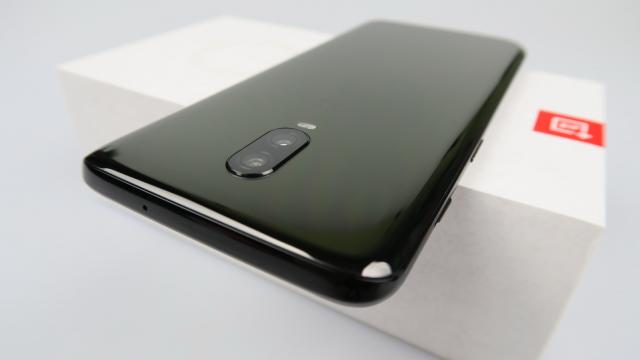 <b>OnePlus 6T: Design ergonomic, vine ca turnat pe orice palmă</b>Finalul de an 2017 a adus în mainstream decupajul in ecran pe iPhone X, hulit pe tot finalul de an şi apoi în prima jumătate a lui 2018. Abia când începusem să ne obişnuim cu el, a început să se transforme. Cea mai nouă iteraţie a sa este decupajul..