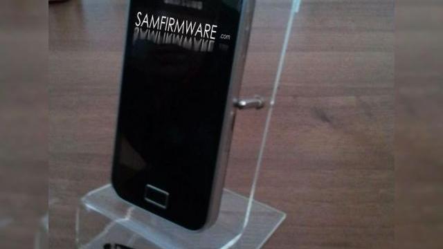 <b>Imagini În premieră cu Samsung S5830, varianta mini de Galaxy S</b>Probabil v-a plăcut Galaxy S, care a ieșit pe locul 2 în topul preferințelor cititorilor noștri pe anul 2010. Ei bine aflați că în curând vom vedea și o variantă "mini" a acestui handset și anume Samsung S5830, pe care îl puteți vedea mai...