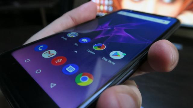 <b>Allview Soul X5 Mini: OS, UI, aplicaţii cu Oreo 8.1, fără bloatware</b>Allview Soul X5 Mini putea la fel de bine să vină cu Android Go, dacă mai tăia 1 GB RAM. Allview a preferat totuşi să meargă pe ruta lui Android 8.1.0 Oreo full, cu AVI la pachet. Asistentul e la posturi, putând chiar controla noile televizoare Allview.