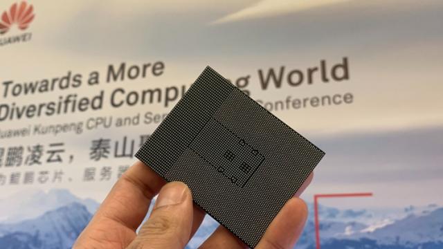 <b>Huawei dezvăluie procesorul Kunpeng 920 de 7nm pentru servere; Are 64 nuclee și promite un nivel sporit de performanță</b>Începutul săptămânii ne aduce lansări și din partea celor de la Huawei, de această dată fiind vorba despre produse ce nu fac parte din zona smartphone. Noutățile constă în unități CPU și servere care potrivit companiei setează noi