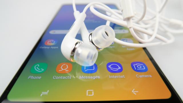 <b>Samsung Galaxy A9 (2018): Acustică bună chiar și fără difuzoare stereo, volum puternic, multiple opțiuni și reglaje</b>Samsung Galaxy A9 (2018) e vreo 3 telefoane în unul singur: e în primul rând camera phone, pentru că inaugurează cele 4 camere, apoi un battery phone neaşteptat şi cumva un multimedia device. E bun pentru consum video, dar şi pentru consum audio, aşa cum 