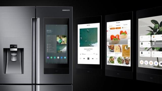 <b>CES 2019: Noul frigider Samsung Family Hub te anunţă prin telefon că ai lăsat uşa deschisă, prezintă ce alimente sunt în frigider</b>Nu ştiu voi cum sunteţi, dar la mine în familie e o glumă bătrânească. Dacă mă uit prea mult timp în frigider căutând ceva de mâncare sau îl las prea mult deschis o rubedenie zice "închide televizorul". Pentru a evita momente de gen