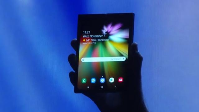 <b>Când debutează comercial smartphone-ul pliabil Samsung? Un oficial al companiei oferă indicii despre lansare</b>Deși atenția ne este captată aproape în întregime de către leak-urile asociate seriei de terminale Galaxy S10, nu uităm de faptul că sud-coreenii au promis și lansarea unui smartphone pliabil în acest an. În toamna lui 2018 vedeam device-ul