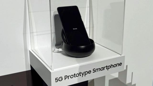 <b>Iată cum arată primul telefon Samsung 5G; Prototip expus la CES 2019</b>Înainte de debutul lui CES 2019 auzisem că Samsung va oferi un demo al telefonului său pliabil, dar şi al unui model 5G, evident în culise şi doar pentru parteneri. Azi apare şi o serie de fotografii cu telefonul 5G al sud coreenilor, un prototip 