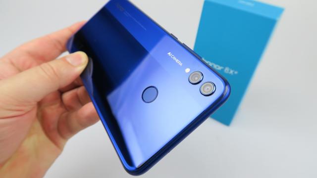 <b>Huawei Honor 8X Unboxing: phablet-ul GPU Turbo pentru gameri, vine cu cameră duală cu AI (Video)</b>Dacă v-aţi întrebat vreodată cum ar fi o variantă "Plus" pentru Huawei Mate 20 Lite, răspunsul vine sub forma lui Huawei Honor 8X. Terminalul are acelaşi procesor Kirin 710 ca Mate 20 Lite, dar plusează cu o diagonală mai mare şi preţ mai mic
