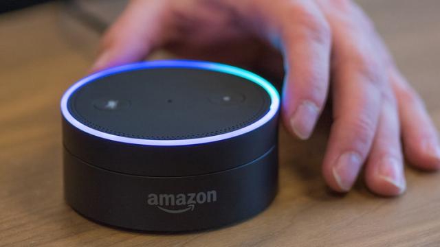 <b>Turul Magazinelor #520: Amazon Echo Dot 2 la preţ mic, laptop Lenovo ieftin, maşină de spălat sub 1000 lei şi reduceri eMAG.ro pentru mâine</b>A început o săptămână nouă şi dacă au plecat cei mici la şcoală, mama şi tata au mai mult timp de shopping. Ca atare am găsit câteva produse atractive, electrocasnice, electronice, ceva pentru pisică de casă şi o boxă inteligenta la preţ bun