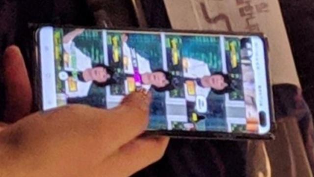 <b>Prima fotografie reală cu Samsung Galaxy S10+ este aici! Cu decupaj pentru camera selfie duală</b>Cu aproximativ o lună înainte de evenimentul Samsung Unpacked în cadrul căruia vor debuta noile smartphone-uri din seria Galaxy S10, iată că încep și leak-urile mai serioase - cele care constă în materiale reale și nu randări sau concepte