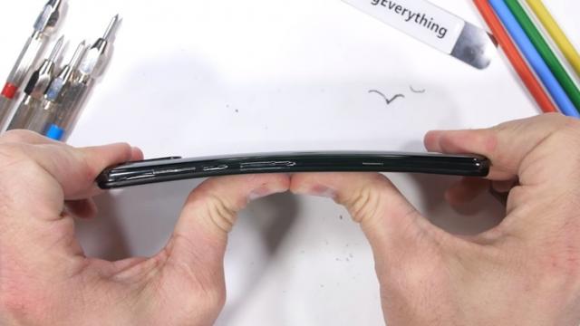 <b>Încă un telefon slider este supus la îndoiri şi zgârieturi; Cum rezistă Xiaomi Mi Mix 3 la teste (Video)</b>Oppo Find X a fascinat multă lume prin design anul trecut, pentru a deveni rapid un paria între smartphone-uri, când JerryRigEverything ne-a arătat cât de uşor se îndoaie. De atunci am aşteptat să vedem dacă şi alte handseturi 
