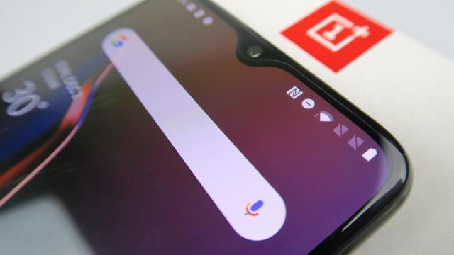 <b>OnePlus 6T: Benchmark-uri de nivel înalt, bestie la gaming</b>OnePlus 6 a fost un telefon puternic, urmat de cel puţin alte 7 handset-uri mai puternice, dar OnePlus 6T reuşeşte să pluseze cumva. Se bazează pe acelaşi CPU Snapdragon 845, 6 sau 8 GB RAM şi până la 256 GB stocare. Secretul său cred că este optimizarea.