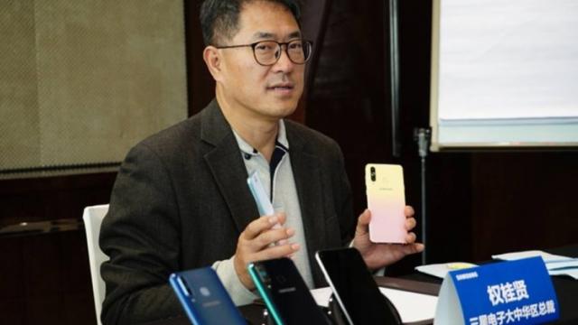 <b>Samsung Galaxy A8s FE (Female Edition) este o ediţie specială pentru doamne şi domnişoare; Vine de Valentine's Day</b>Samsung Galaxy A8s nu a primit o lansare internaţională atât de amplă pe cât am fi dorit, dar poate că noua sa versiune va face saltul şi în alte ţări. E vorba despre Samsung Galaxy A8s FE (Female Edition). Acest device ar fi unul gândit 