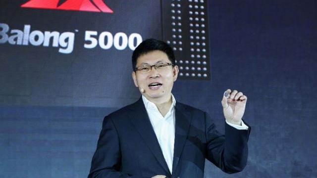 <b>Primele smartphone-uri 5G Huawei vor sosi la MWC 2019, cu noul modem 5G Balong 5000 la bord</b>Huawei, unul dintre cei mai mari jucători pe piața echipamentelor de rețea telecom a anunțat astăzi lansarea modemului Balong 5000, un cip multi-mode care aduce suport pentru conectivitate 5G la bord. Acesta poate fi integrat pe o gamă 