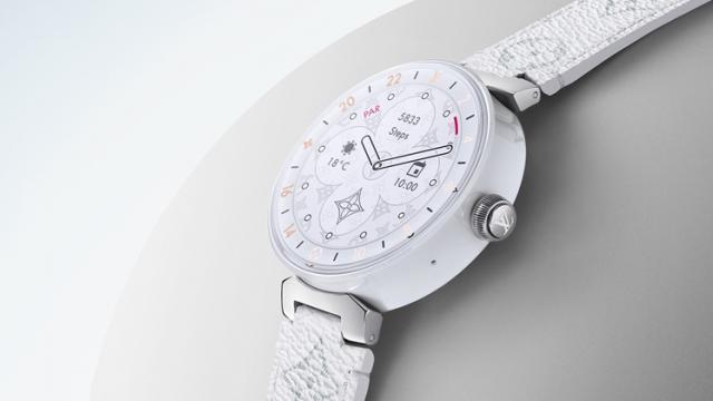 <b>Louis Vuitton prezintă noul său ceas de lux cu Wear OS: Tambour Horizon costă 2500 dolari</b>Producatorii de ceasuri au început să prindă încredere văzând că este loc de creştere pe piaţa purtabilelor inteligente şi îşi permit acum să activeze şi în zona fashion şi de lux. Louis Vuitton a oferit teasere pentru un ceas nou de lux luna 