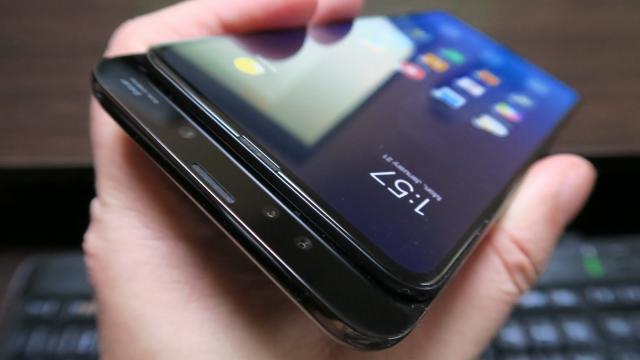 <b>Xiaomi Mi Mix 3 Unboxing: glisează ca raţa pe apă, mecanic, magnetic, dar parcă nu convinge (Video)</b>Finalul de an 2018 s-a lăsat cu moda sliderelor, revenită de nicăieri. Brusc telefoanele aveau o porţiune glisantă pe care integrau camerele selfie şi care alunecă de sub ecran. Motivul era pentru a scăpa de camere din panoul frontal şi a atinge un..