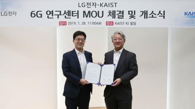 <b>Au început pregătirile pentru 6G! LG anunţă primele eforturi de Cercetare şi Dezvoltare în această direcţie</b>Dacă evoluţia 5G-ului pare să fi început problematic, unul dintre marii jucători telecom, Huawei, fiind tras pe bară în multe ţări, sunt şi minţi luminate care se gândesc la 6G deja. LG spre exemplu tocmai a început primele eforturi de cercetare