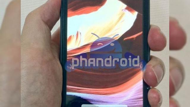 <b>LG Optimus 3D Își face apariția În prima imagine live</b>Primul telefon 3D al celor de la LG și-a făcut în sfârșit apariția într-o imagine live, pe care o puteți vedea mai jos, asta după săptămâni bune de speculații. Dacă LG a fost compania care a adus pe piață primul telefon cu procesor...