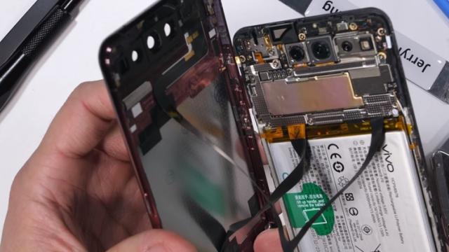 <b>Vivo NEX Dual Display este disecat în faţa camerei: complex şi complicat (Video)</b>Vivo NEX Dual Display este unul dintre cele mai originale telefoane lansate în 2018 şi azi aflăm cum stă la capitolul design şi construcţie, dar şi uşurinţă de reparare. Asta mulţumită celui mai nou video de la JerryRigEverything