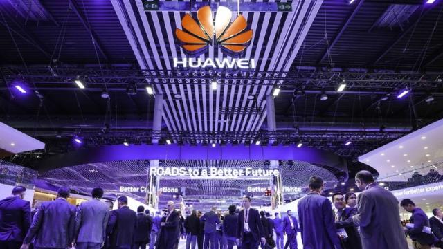 <b>MWC 2019 aduce o ofensivă contra Huawei, americanii încercând să convingă lumea să nu cumpere echipamente 5G de la chinezi</b>Ofensiva americană contra Huawei continuă, iar următoarea etapă va fi la MWC 2019. Huawei a ales să nu îşi lanseze telefoanele flagship P30 la MWC, preferând un eveniment la Paris. În Barcelona va aduce doar pliabile şi modele 5G