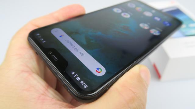 <b>Xiaomi Mi A2 Lite: Hardware prins între Mi A1 şi Mi A2</b>Xiaomi Mi A2 a mulţumit multă lume prin bateria şi procesorul său. A rezolvat până şi camera dezamăgitoare a lui Mi A2. Mi A2 Lite vine mai degrabă ca o alternativă ieftină pentru toată lumea, sau o modalitate de a bifa bretonul.