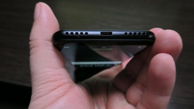 <b>Xiaomi Mi A2 Lite: Baterie generoasă, un all star neaşteptat</b>Am transformat într-un soi de clişeu ideea de "battery phone neaşteptat", cu telefoane ca Samsung Galaxy A9 (2018), vreun Moto Z Play sau Xiaomi Redmi-uri. În ziua de azi avem multe midrangere senzaţionale la baterie, iar Xiaomi Mi A2 Lite nu e o excepţie