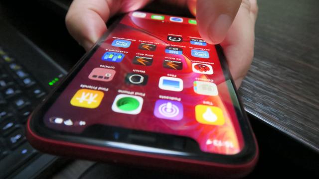 <b>Apple iPhone XR: Benchmark-uri de top 3 2018, bate orice Android</b>iPhone XR are acelaşi procesor puternic ca şi iPhone XS sau XS Max, Apple A12. Acesta eclipsează orice CPU din universul Android şi cred că va îi va pune probleme şi lui Snapdragon 855. Pe acest model avem 3 GB RAM şi nu 4 GB că la XS-uri.