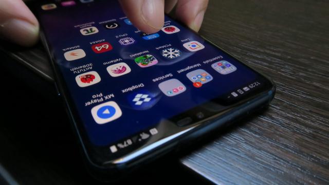 <b>LG G7 ThinQ: Benchmark-uri între Huawei P20 Pro şi Galaxy Note 9</b>În ziua de azi când vorbim despre telefoane cu 10 sau 12 GB RAM ai fi tentat să ignori handset-urile flagship cu 4 GB RAM. Sony ne-a tot propus aşa ceva în ultima vreme şi LG la fel, iar G7 ThinQ e un astfel de device. Totul ţine şi de ce tip de RAM...