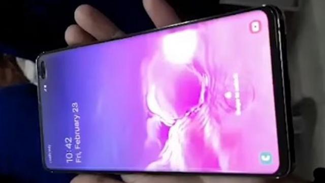 <b>Samsung Galaxy S10+ apare în primul clip hands on; Protecţia de ecran are un orificiu uriaş din cauza cititorului de amprente</b>Cu o lună în urma aflăm că Samsung Galaxy S10 va avea o problemă cu cititorul de amprente integrat în ecran: el nu va funcţiona cu protecţia de ecran aplicată. Acum avem şi dovada acestui neajuns într-un prim clip video hands 