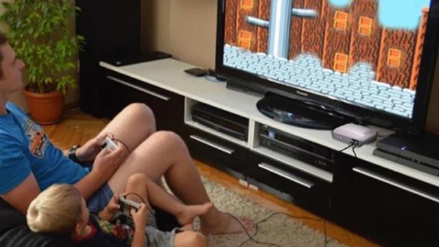 <b>TomTop vinde o mini-consolă de jocuri retro pentru doar 14.06 euro! Vine cu 620 titluri preinstalate</b>Dacă jocurile retro sunt pe placul vostru și vreți să retrăiți titlurile celebre din copilărie, astăzi avem o recomandare ideal pentru voi și anume mini-consola NES vândută de către TomTop.com. Acesta este desigur o clonă pentru consola 