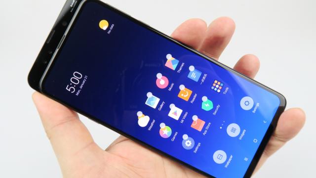 <b>Xiaomi Mi Mix 3: Design original, experimental, glisarea nu convinge</b>Xiaomi Mi Mix 3 este răspunsul dat de Xiaomi pentru Oppo Find X şi pentru Huawei Honor Magic 2: slider-ul selfie. Continua obsesia de screen to body raţio uriaş avuta mereu de Xiaomi. De altfel întreaga gamă Mi Mix a avut 2 simboluri: ecranul cu muchii..