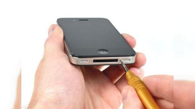 <b>Apple ascunde funcțiile lui iPhone 4, varianta Verizon; telefonul poate opera În GSM... dar nu suportă funcția!</b>Cei de la ifixit s-au pus din nou pe dezmembrat iPhone-uri, de această dată fiind vorba de iPhone 4 în varianta Verizon. Pe lângă repozitionarea antenei și butoanelor de volum/hold, mai aflăm și că terminalul ar putea suporta conectivitate GSM...