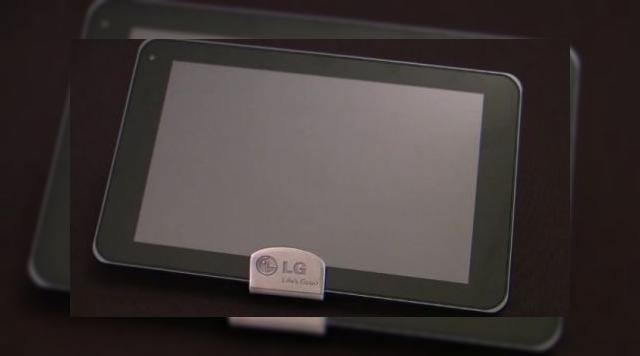 <b>Tableta Honeycomb LG G-Slate prezentată Într-o experiență hands-on (Video)</b>Printre cele mai așteptate tablete ale acestui început de an se numără LG G-Slate, tabletă care va sosi în oferta operatorului american T-Mobile și care poartă și numele de Optimus Pad. Terminalul reprezintă o premieră, prin faptul că vine cu...