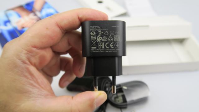 <b>Nokia 5.1 Plus: Baterie excelentă pentru preţul plătit</b>Ai zice că 3060 mAh reprezintă o capacitate a bateriei acceptabilă pentru un device cu ecran de 5.86 inch, dar în cazul lui Nokia 5.1 Plus bateria îşi depăşeşte condiţia. Noi am început cu testul de playback video, la care am atins 12 ore şi 51 de minute