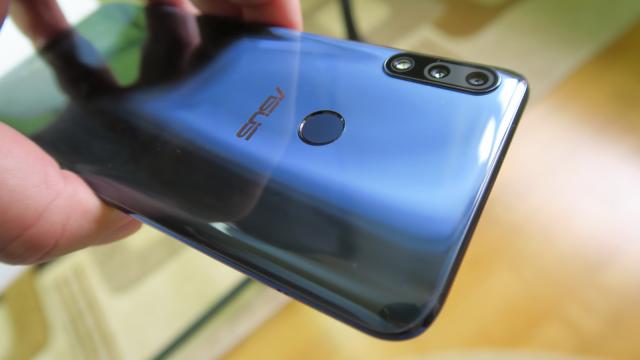 <b>ASUS ZenFone Max Pro (M2): Design peste predecesor, prinde lumina interesant</b>Da, ştiu, am zis în unboxing că acest telefon are spatele acoperit cu sticlă. Mea culpa! E de fapt un material plastic special prelucrat încât să semene cu sticla şi să aibă proprietăţi similare. Un pont rapid: telefoanele cu sticla sunt puţin mai grele..