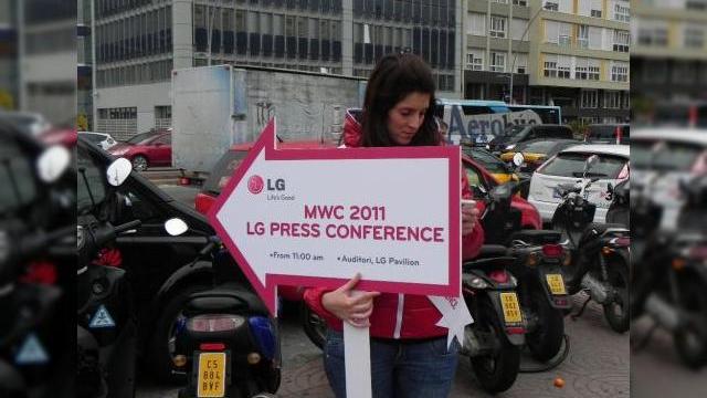 <b>Aventurile unui &ldquo;Mobilissimoâ€ În ziua 1 a MWC: Conferința LG, Xperia Play, tableta Samsung și... omul cu arma!</b>Rupt de oboseală, pentru că m-am culcat pe la 4 dimineața, m-am trezit devreme ca să ajung la conferința LG. Nu pot să nu-i felicit pe organizatorii MWC pt organizare, poate că nu ei ci LG a gândit să pună oameni cu pancarde și să indice locul...