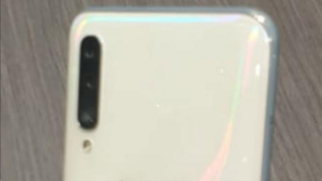 <b>Samsung Galaxy A50 ar putea împrumuta o nuanţă a lui Galaxy S10; Iată o fotografie cu spatele său</b>Nu au lipsit deloc scăpările lui Samsung Galaxy A50 până acum, între detalii despre camera şi baterie, certificarea FCC şi informaţii despre display. De fapt informaţiile despre întreaga nouă gama Galaxy A au fost abundente, iar azi aflăm ceva nou despre 
