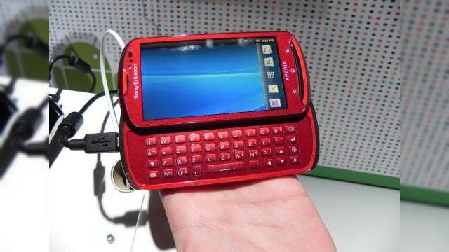 <b>MWC 2011: Sony Ericsson Xperia Pro, Android 2.3 + tastatură glisantă... și mai mult! (Video)</b>încă o privire aruncată îndeaproape de către trimisul nostru Zsolt la MWC 2011! De această dată este vorba despre Sony Ericsson Xperia Pro, care amintește de PSP Phone aka Xperia Play, în special prin design. Ei bine, diferența dintre cele două...