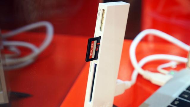 <b>MWC 2019: SanDisk anunţă cardul microSD de 1 TB, împreună cu Micron</b>Pentru că niciodată nu putem avea destulă stocare pe telefoanele noastre, mai ales că mai nou editam fişiere RAW pe ele, SanDisk şi Micron au anunţat împreună un nou card microSD, cu capacitatea de 1 TB.