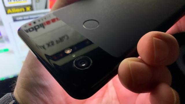 <b>Un Dark Mode mai închis începe să apară în meniuri pe unele telefoane Pixel 3</b>În ultimele luni s-a vorbit mult despre Dark Mode sau Night Mode pe telefoanele mobile, între One UI şi funcţia sa de acest tip şi zvonurile legate de iOS 13 şi tema sa întunecată. Acum aflăm că utilizatorii de telefoane Pixel s-au trezit cu o nouă..
