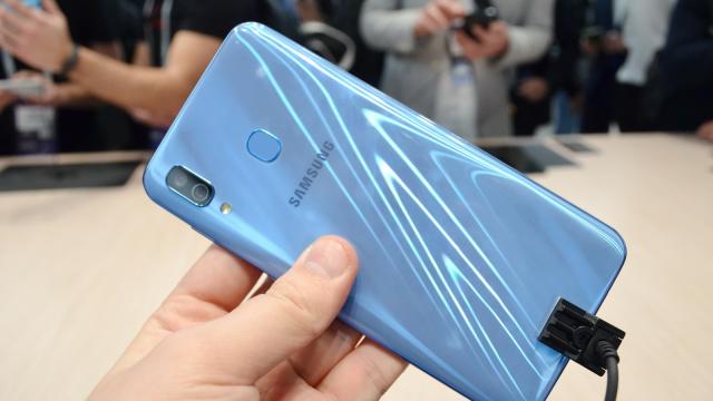 <b>MWC 2019: Samsung Galaxy A30 Prezentare hands-on - telefon midrange cu procesor de Galaxy A8 (2018)</b>La început de săptămâna Samsung s-a remarcat la MWC 2019 prin prezentarea a două telefoane noi, modelele midrange mult aşteptate şi mult scăpate Galaxy A50 şi A30. Acesta din urmă a fost expus la standul companiei şi l-am analizat rapid în clipul hands-on
