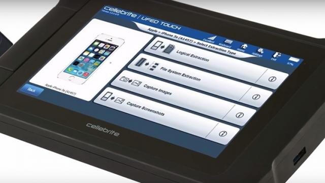 <b>Unealta de hacking pentru iPhone şi telefoanele cu Android folosită de FBI este acum la vânzare pe eBay pentru 100 de dolari</b>Mai ţineţi minte scandalul dintre FBI şi Apple, atunci când firmA din Cupertino a refuzat să deblocheze iPhone-urile folosite de nişte terorişti? Pe atunci FBI a găsit o firmă care i-a ajutat cu nişte tool-uri speciale care au spart până