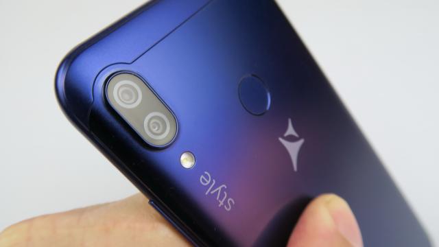 <b>Allview Soul X5 Style: Design unibody (geeky) cu difuzor spate, plăcut privirii</b>Am trecut în totalitate la sandvişuri de sticlă pe telefoanele mobile ale anilor 2018 şi 2019 şi acolo unde producătorul nu îşi permite sticlă, trece la polimer/policarbonat care imită sticla. Allview rămâne pe metereze cu un corp metalic unibody la Soul