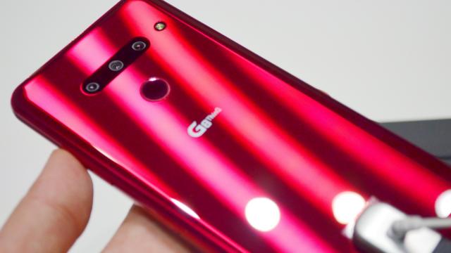 <b>MWC 2019: LG G8 ThinQ - Prezentare hands-on a flagship-ului care îţi citeşte venele din palmă, varianta cu cameră duală (Video)</b>LG G8 ThinQ este unul dintre flagship-urile prezentate la MWC 2019, în Barcelona, iar noi am avut ocazia să punem mâna pe device la faţa locului. Avem de-a face cu un terminal care vine în multiple versiuni, cu camera duala sau tripla în spate şi pariază 