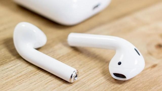 <b>Căştile Apple AirPods 2 ar urma să debuteze în această lună, cu încărcare rapidă în doar 15 minute</b>Ideea de eveniment Apple de primăvară tot circulă în presă de o lună. Se discută mult despre un eveniment Apple menit să îi lanseze serviciile de streaming, dar şi iPad Mini 5 şi AirPods 2. Acum aflăm noi detalii despre căştile
