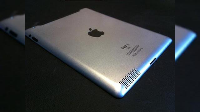 <b>Imagini cu iPad 2 ajung pe web cu doar câteva zile Înainte de anunțul său oficial</b>Fie că aceste imagini cu Apple iPad 2 sunt reale sau nu, un lucru e sigur: miercuri Apple își va încânta fanii cu un nou anunț de produs. Ce e sigur e că gigantul din Cupertino va anunța iOS 4.3, dar e foarte posibil să asistăm și la debutul...