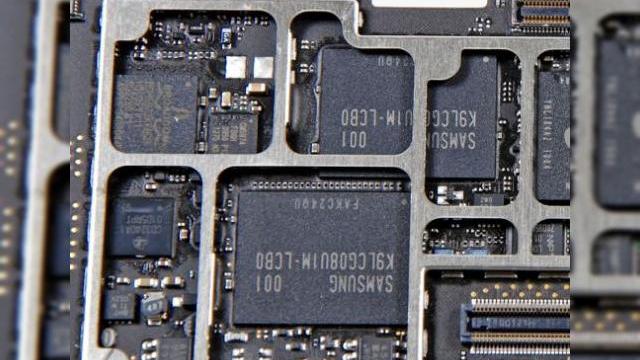 <b>iPad 2 vine doar cu 256 MB de memorie RAM?</b>Anunțul lui iPad 2 de aseară a fost pe cât de detaliat se poate și ne declarăm impresionați de acest terminal, cu o singură mențiune: nu avem informații în legătură cu memoria RAM a noii tablete. Dacă iPhone 4 a primit 512 MB RAM la momentul...