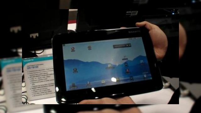 <b>Gigabyte Își prezintă prima tabletă dual core, GN-TB100 la CeBIT 2011 (Video)</b>După CES 2011 în SUA și MWC 2011 în Barcelona, a venit rândul lui CeBIT 2011 să ne prezinte cele mai noi tablete, de această dată în Germania. Printre expozanți s-a numărat și Gigabyte, cu tableta sa dual core GN-TB100. Aceasta folosește un...
