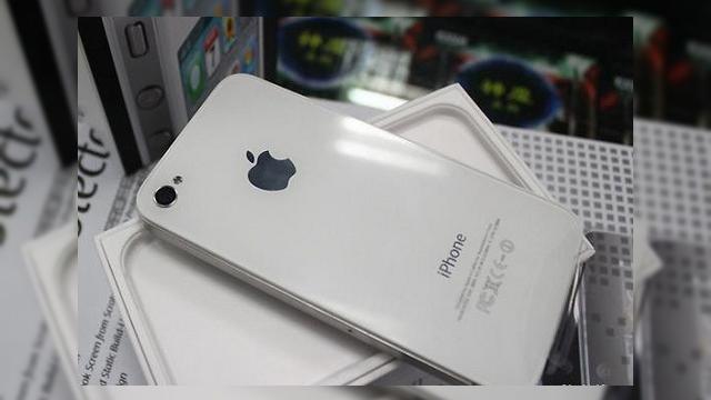 <b>iPhone 4 de 64GB descoperit În Hong Kong, Împreună cu versiunea de culoare albă</b>Noi scăpări din tabăra Apple ne dezvăluie informații despre un posibil iPhone de nouă generație... Deocamdată este vorba despre un prototip de iPhone cu 64 GB memorie internă, descoperit în Hong Kong. Acesta este marcat "XX", semn că avem de-a...
