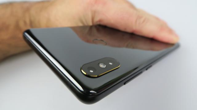 <b>Xiaomi Mi Mix 2S: Design de provenienţă franceză, ceramic, lucios</b>Seria Mi Mix a fost mai mereu definită de două lucruri: spatele din ceramică şi ecranul edge to edge. Xiaomi Mi Mix 2S nu se abate de la reţetă şi vine cu un spate ceramic, care pe cât de arătos şi "oglinda" e, pe atât de mult atrage amprente şi grăsime